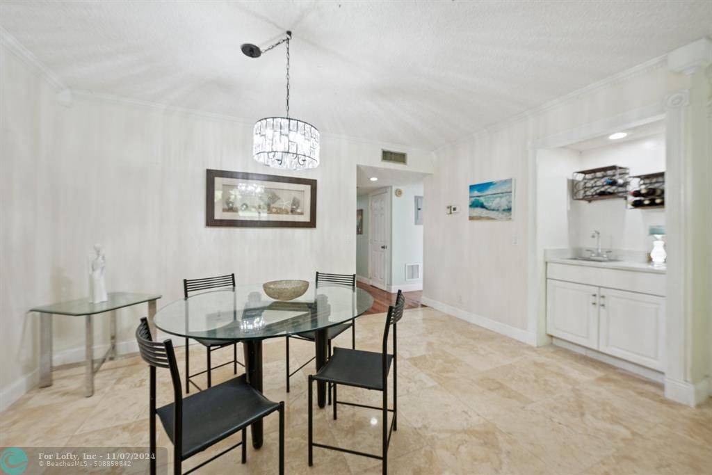 Weston, FL 33326,429 Lakeview Dr  #104