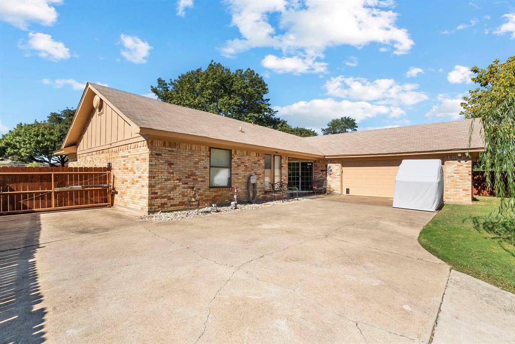 Benbrook, TX 76126,208 Dunigan Court