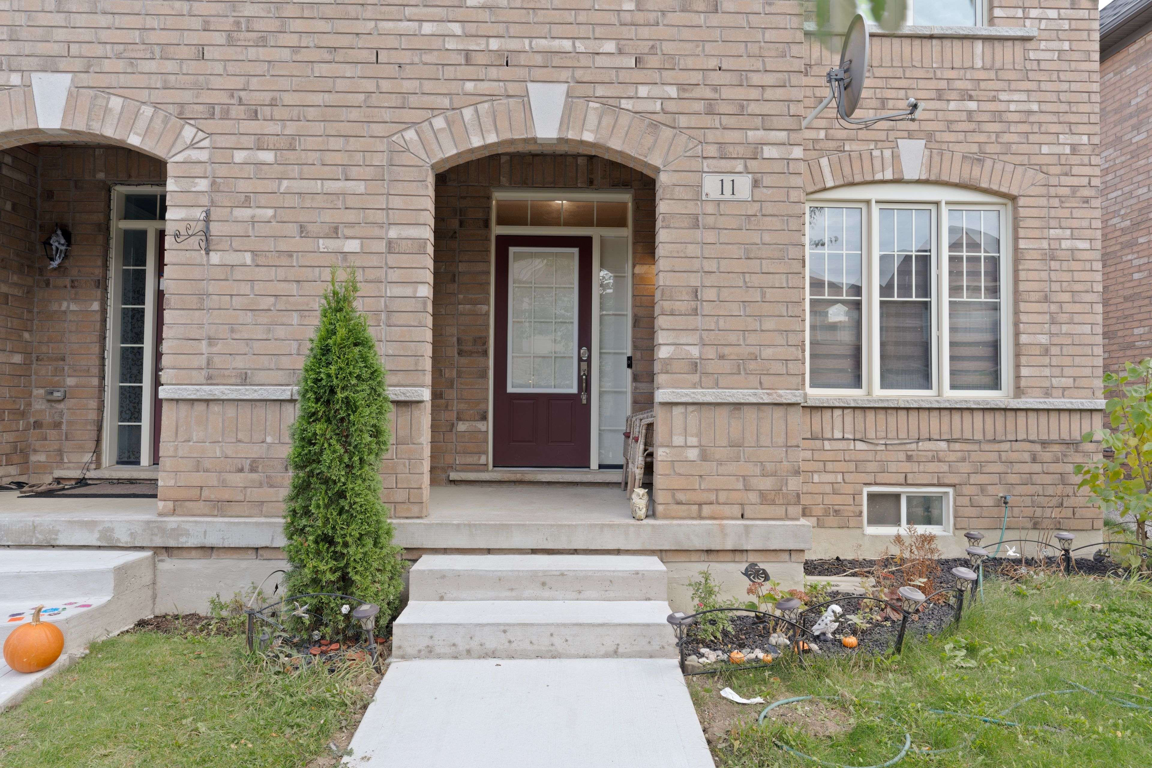 Brampton, ON L6R 3X2,11 Thornapple ST