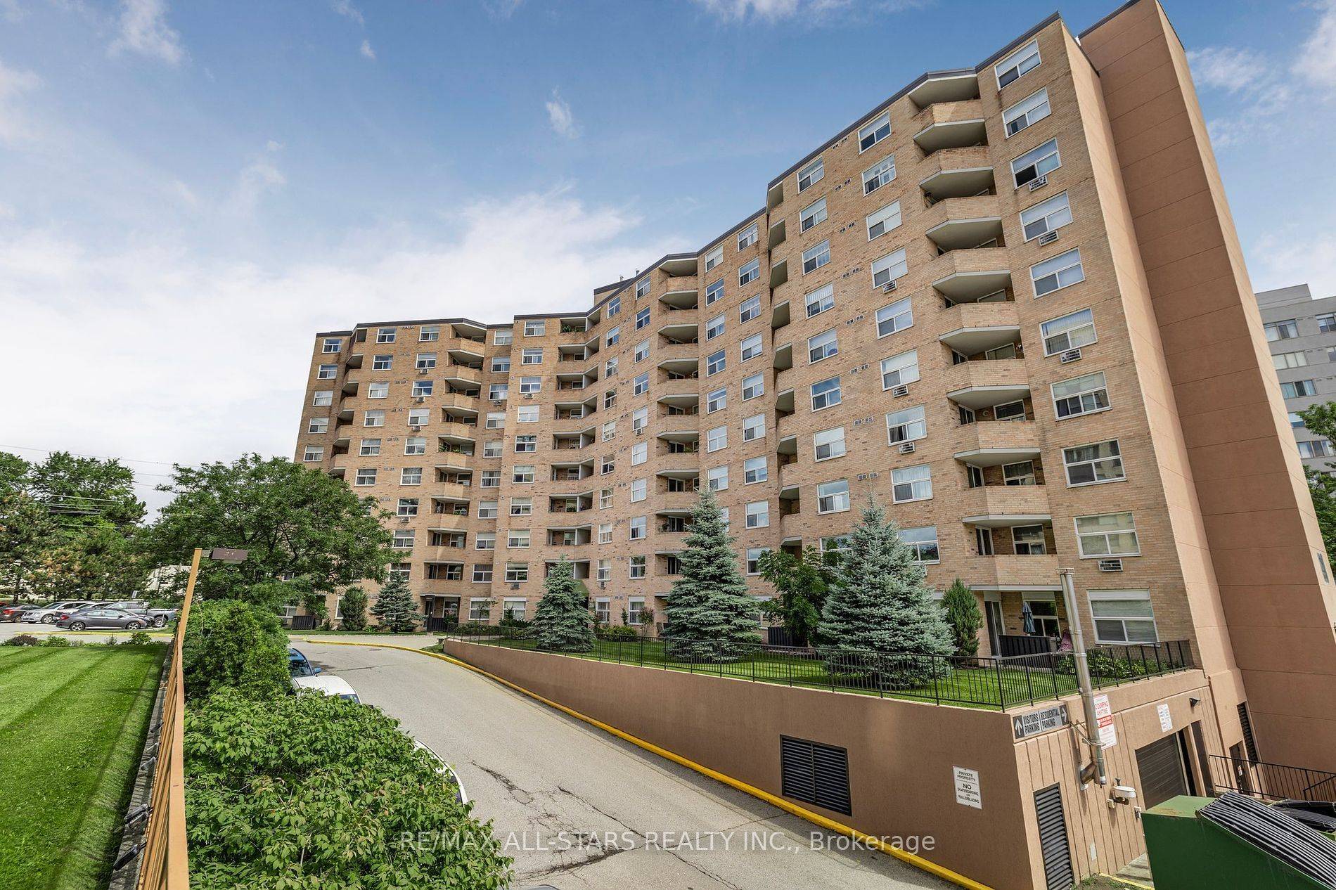 Newmarket, ON L3Y 7C3,260 Davis DR #212