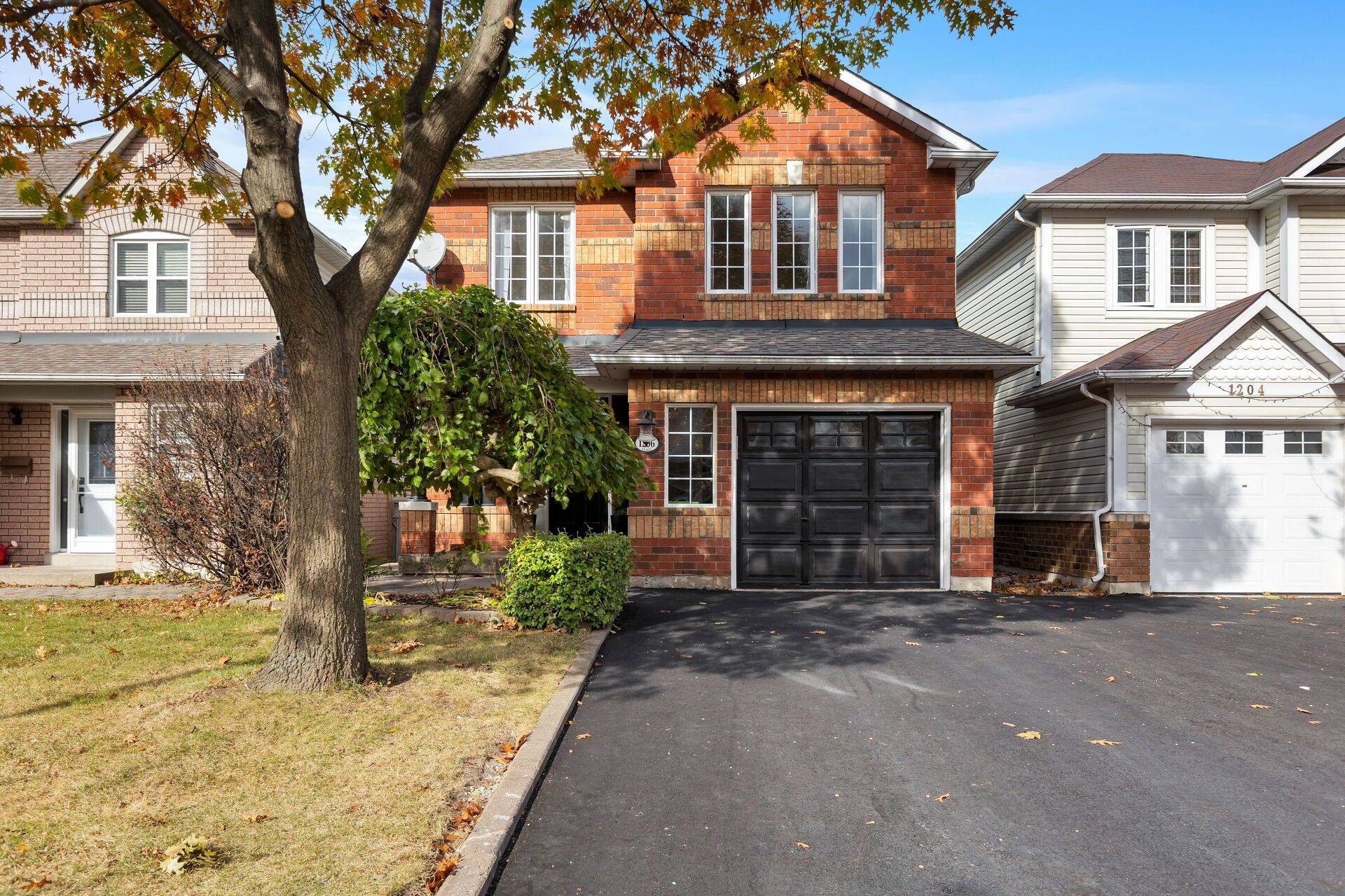 Pickering, ON L1W 4A4,1206 Monica Cook PL