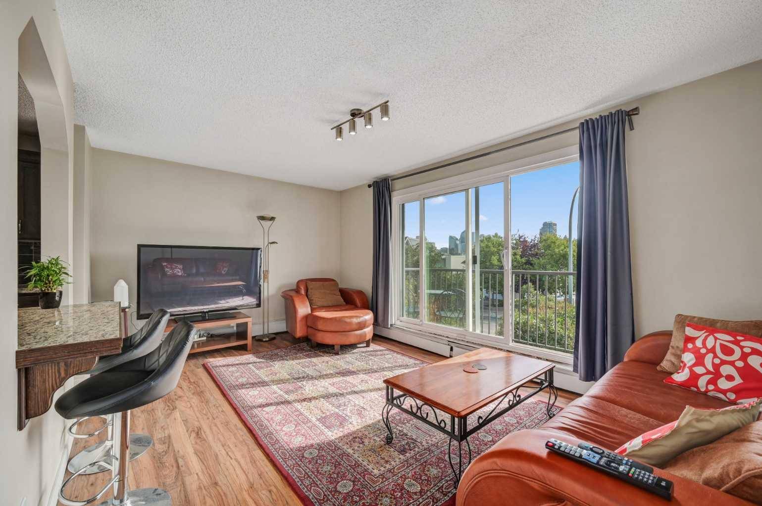 Calgary, AB T2T 3T2,2203 14 ST SW #301