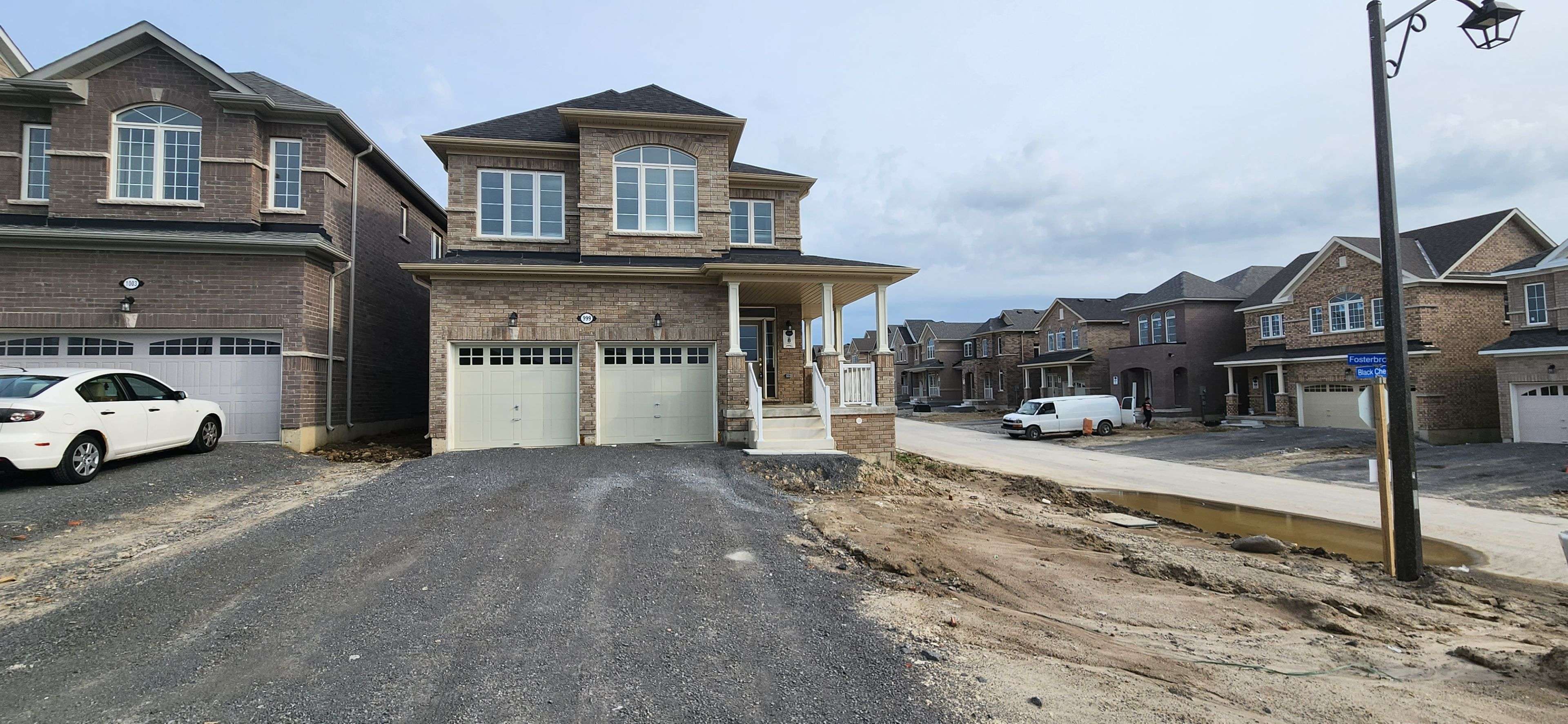 Oshawa, ON L1K 3G5,999 Black Cherry DR #Upper