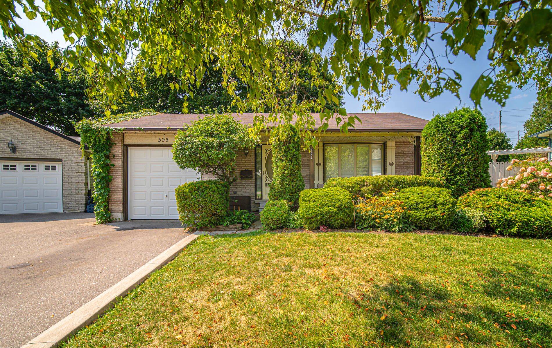 Oshawa, ON L1K 1N9,595 Foxrun CT