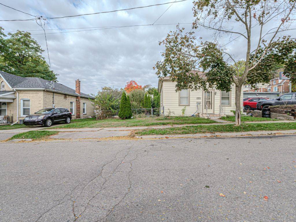 Brantford, ON N3S 3X8,12 Ann ST