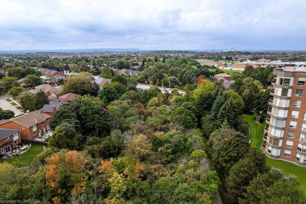 Oakville, ON L6M 2X1,1903 PILGRIMS WAY #305