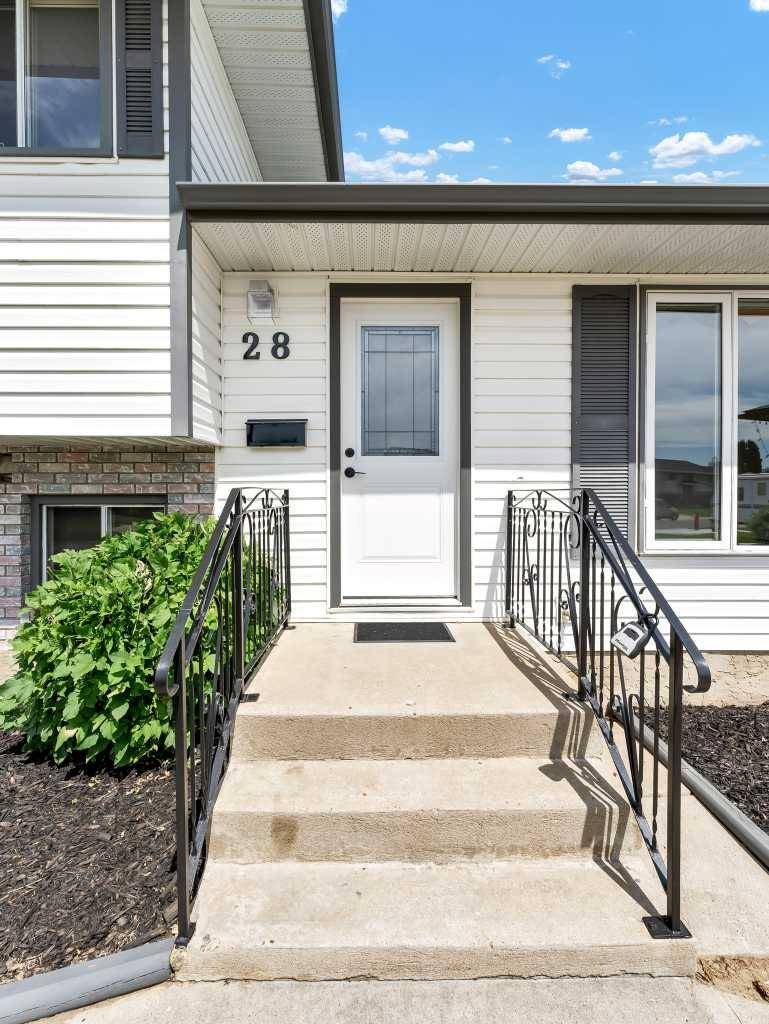 Medicine Hat, AB T1B 1L4,28 Cairney CRES SE