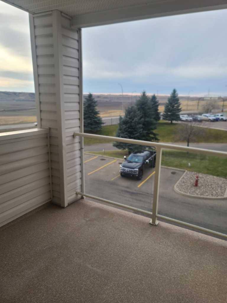 Medicine Hat, AB T1C4X3,1632 Saamis DR NW #311