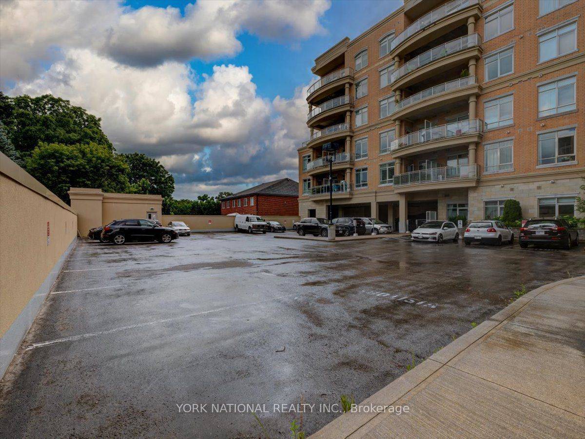 Aurora, ON L4G 1Y3,15277 Yonge ST #406