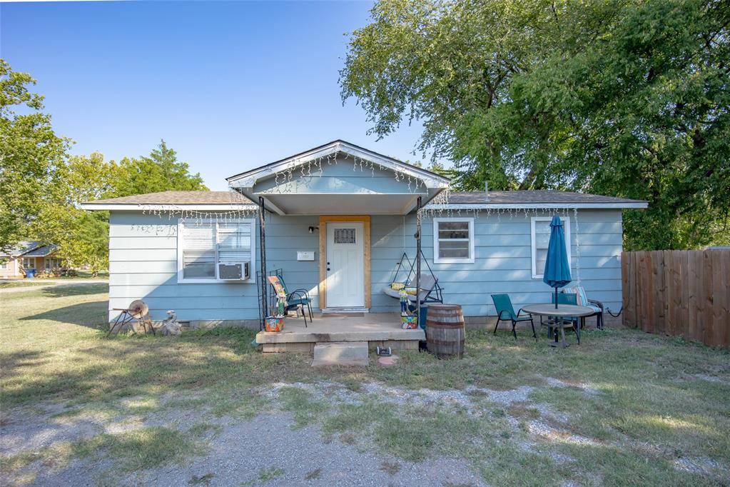 Lindsay, OK 73052,609 SW 6th Street