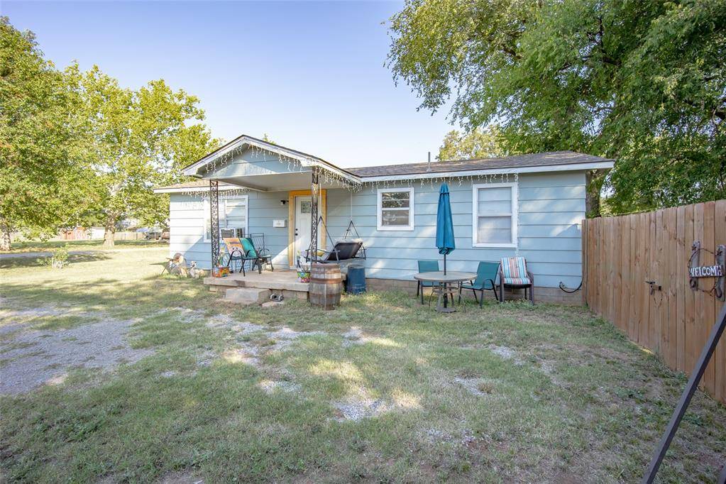 Lindsay, OK 73052,609 SW 6th Street