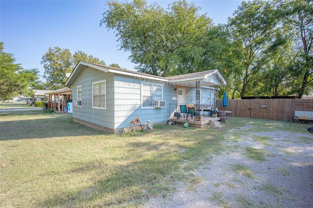 Lindsay, OK 73052,609 SW 6th Street