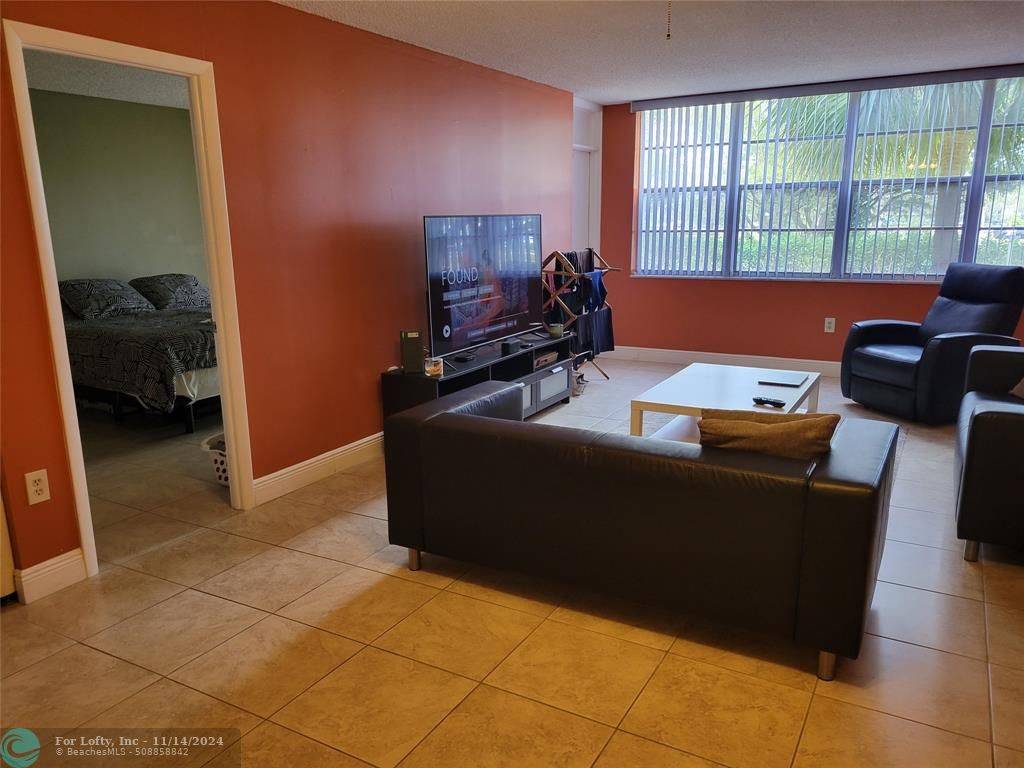 Pembroke Pines, FL 33026,1400 Saint Charles Pl  #211