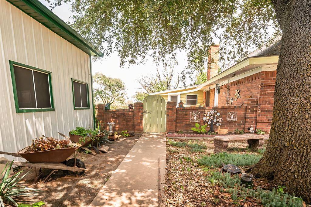 Nocona, TX 76255,517 E Locust Street