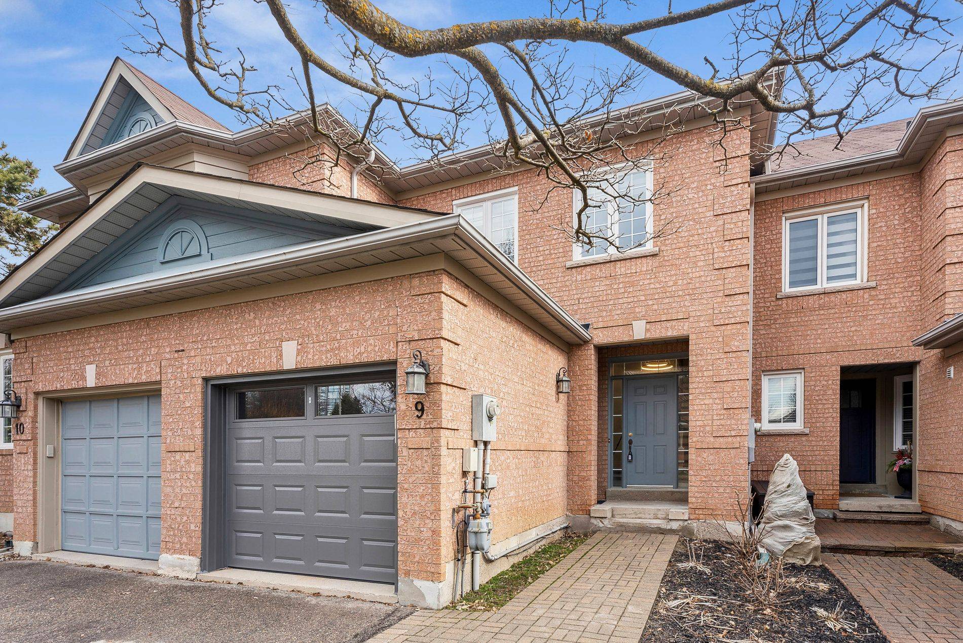 Richmond Hill, ON L4C 0J4,2 Mary Gapper CRES #9