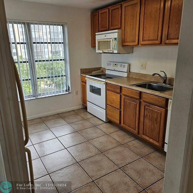 Lauderhill, FL 33319,4172 Inverrary Dr  #512