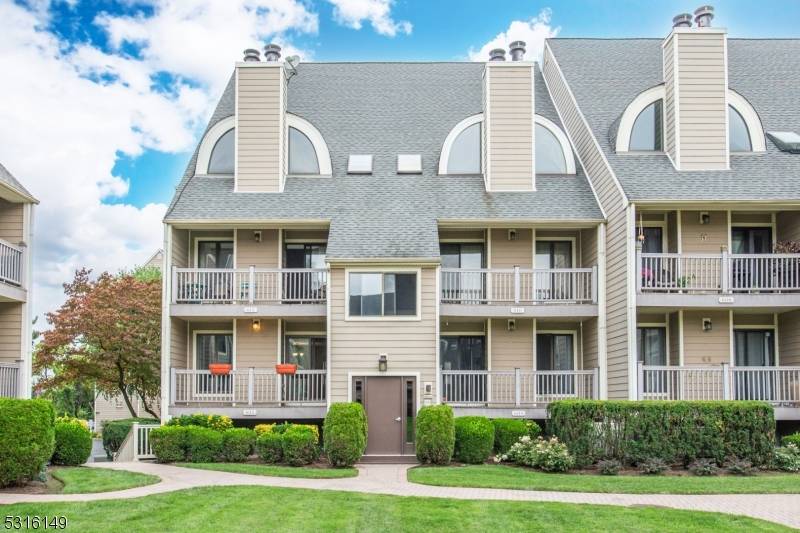 East Rutherford Boro, NJ 07073,611 River Renaissance #C-11