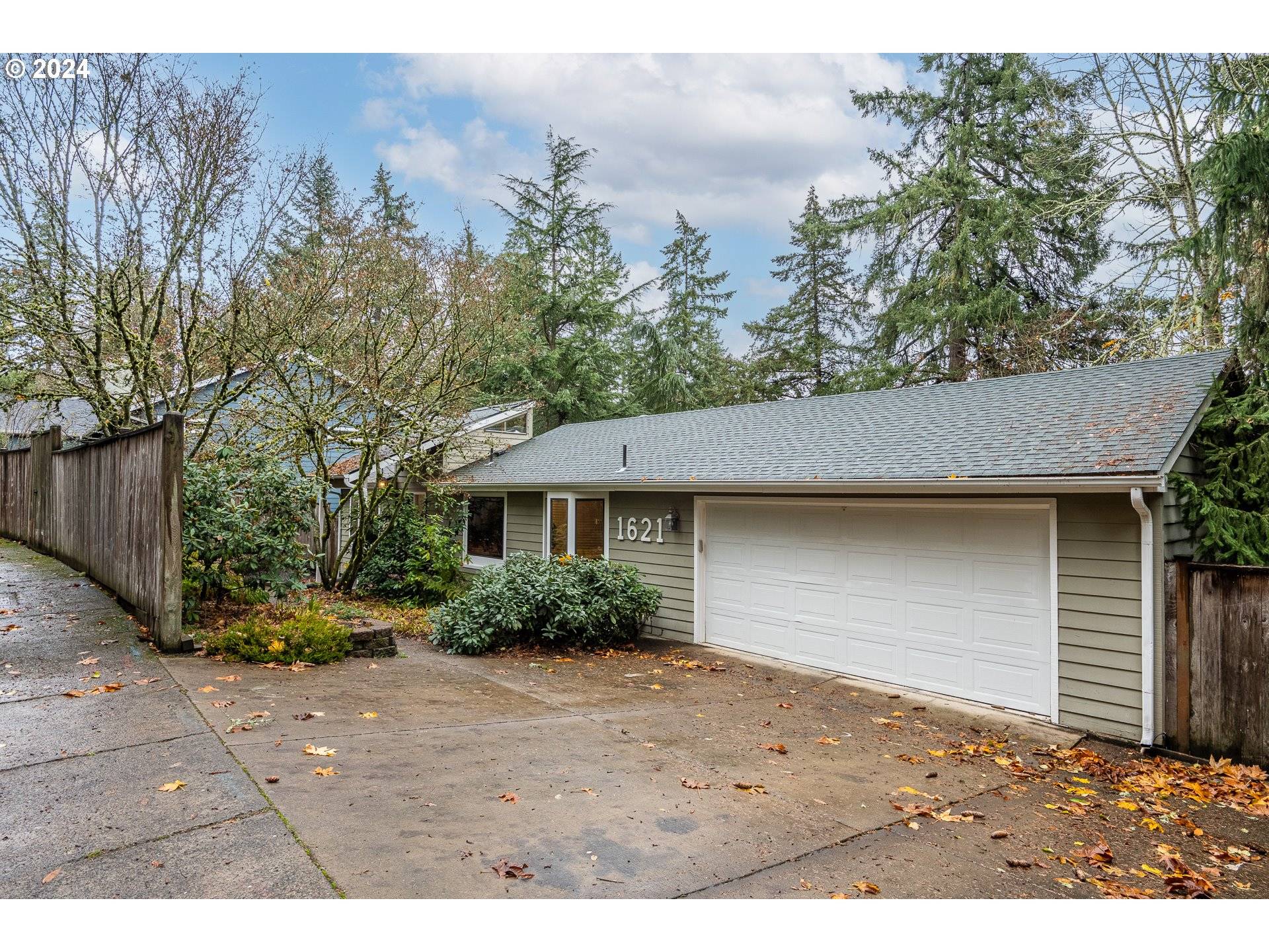 Eugene, OR 97403,1621 FIRCREST DR