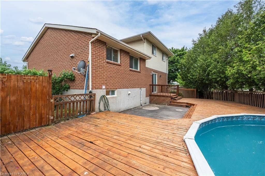 Kingston, ON K7M 7T2,33 BALMORAL CT