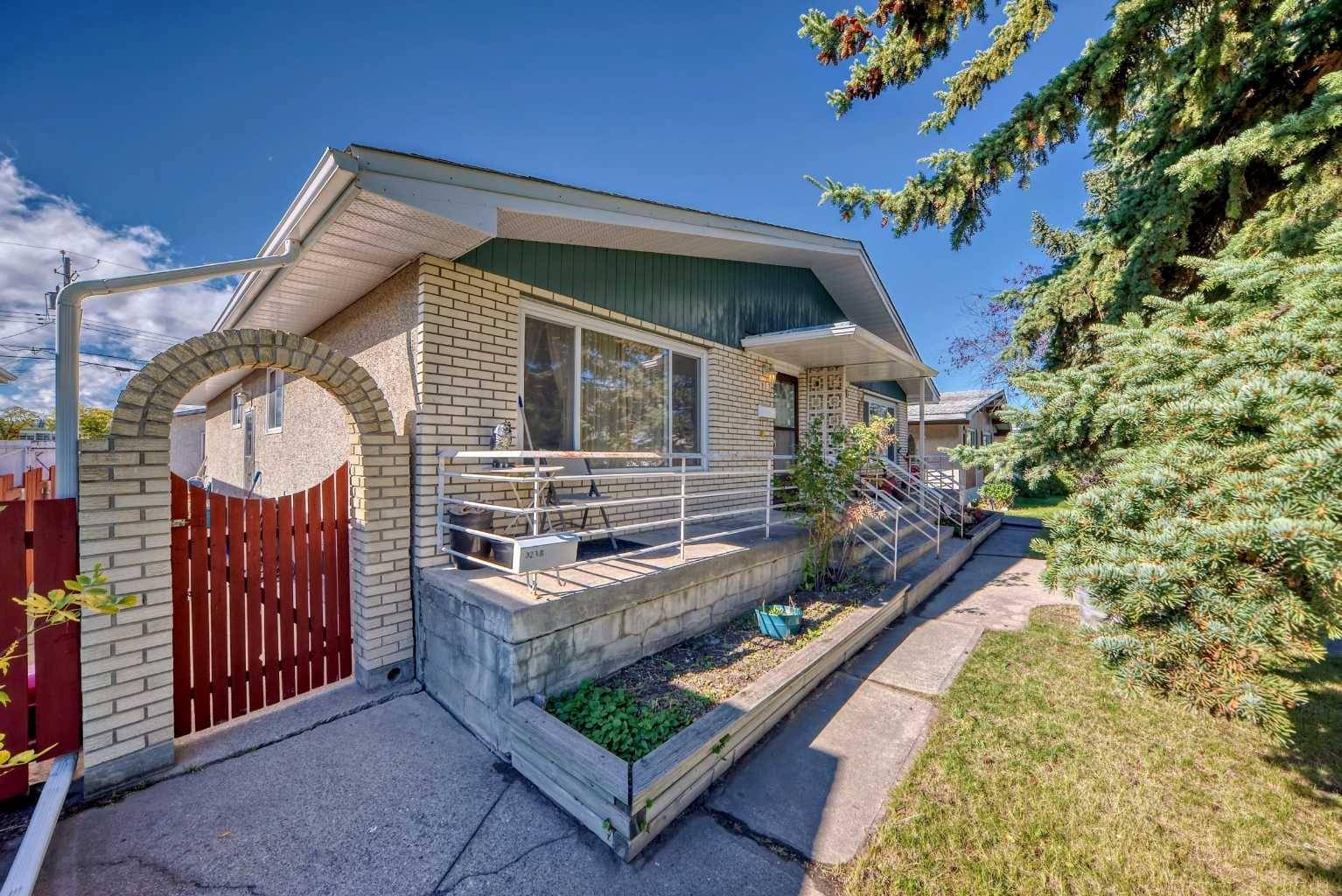 Calgary, AB T3R 1A7,921 & 923 43 ST SW