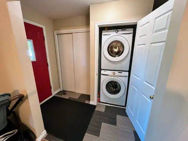 Kitchener, ON N2B 3G2,3 Old York CRES #Upper