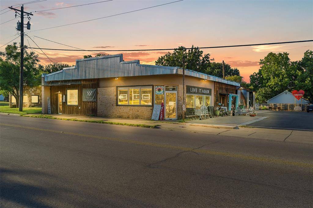 Granbury, TX 76048,320 W Pearl Street