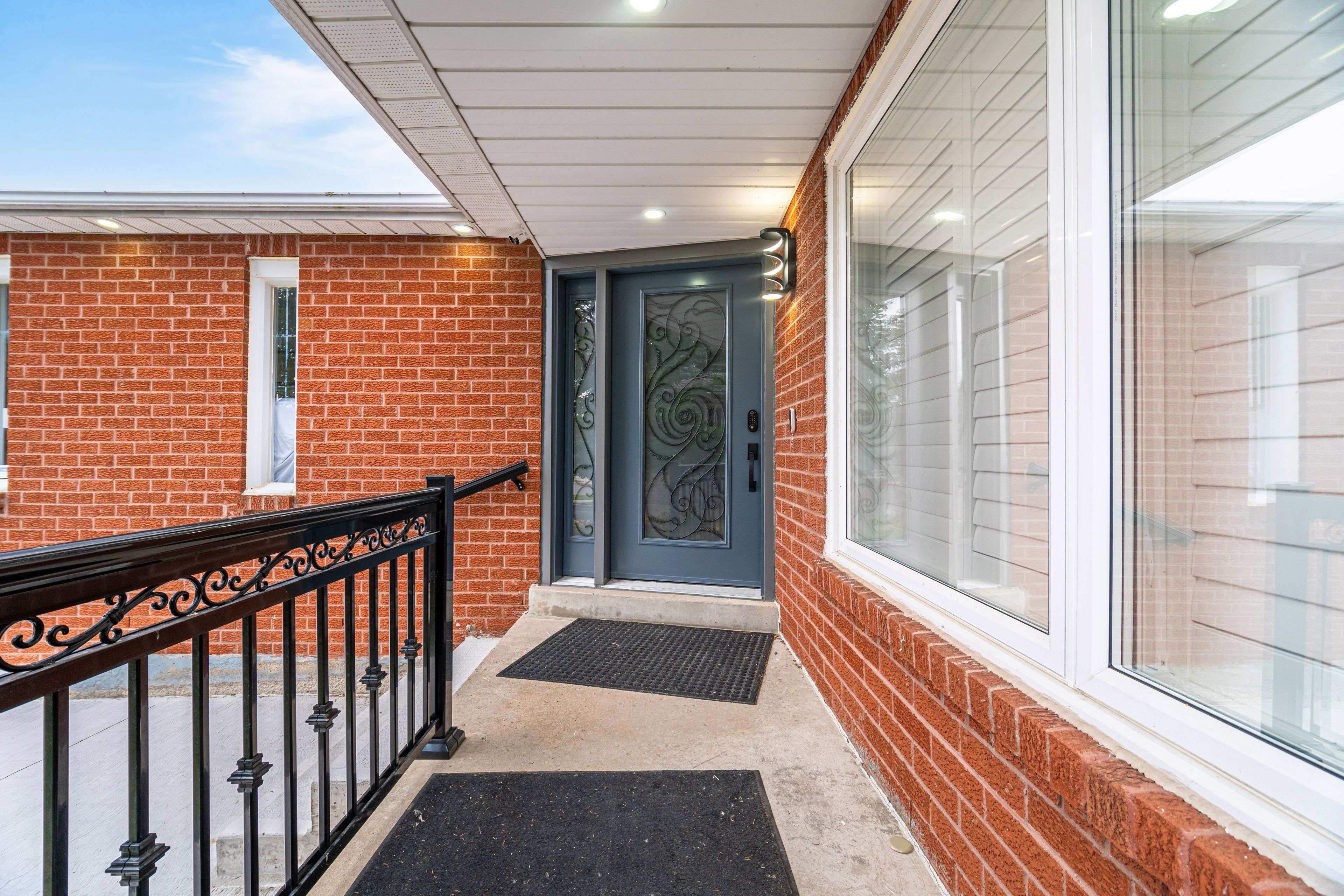495 Fairview RD W, Mississauga, ON L5B 3W7