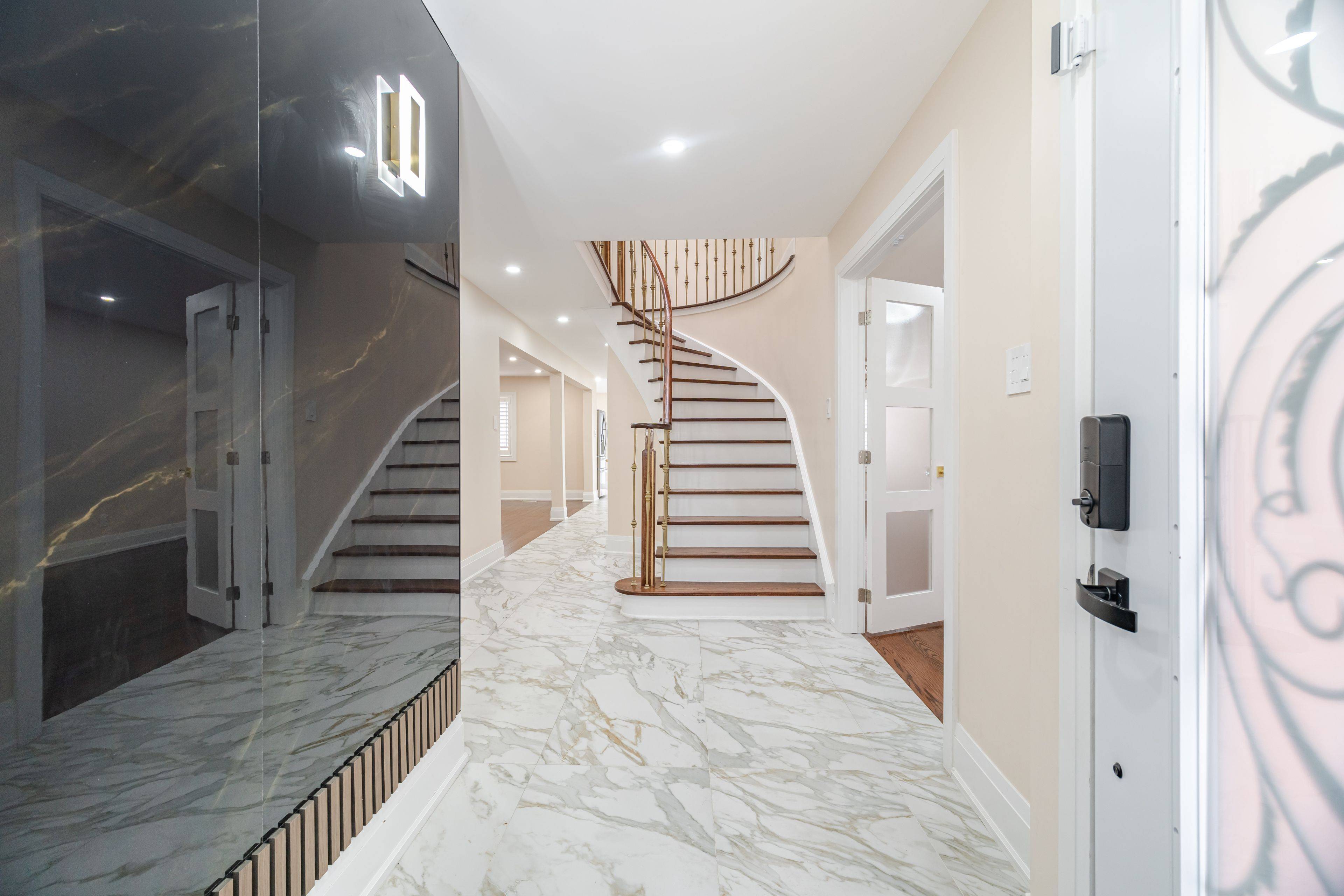 495 Fairview RD W, Mississauga, ON L5B 3W7