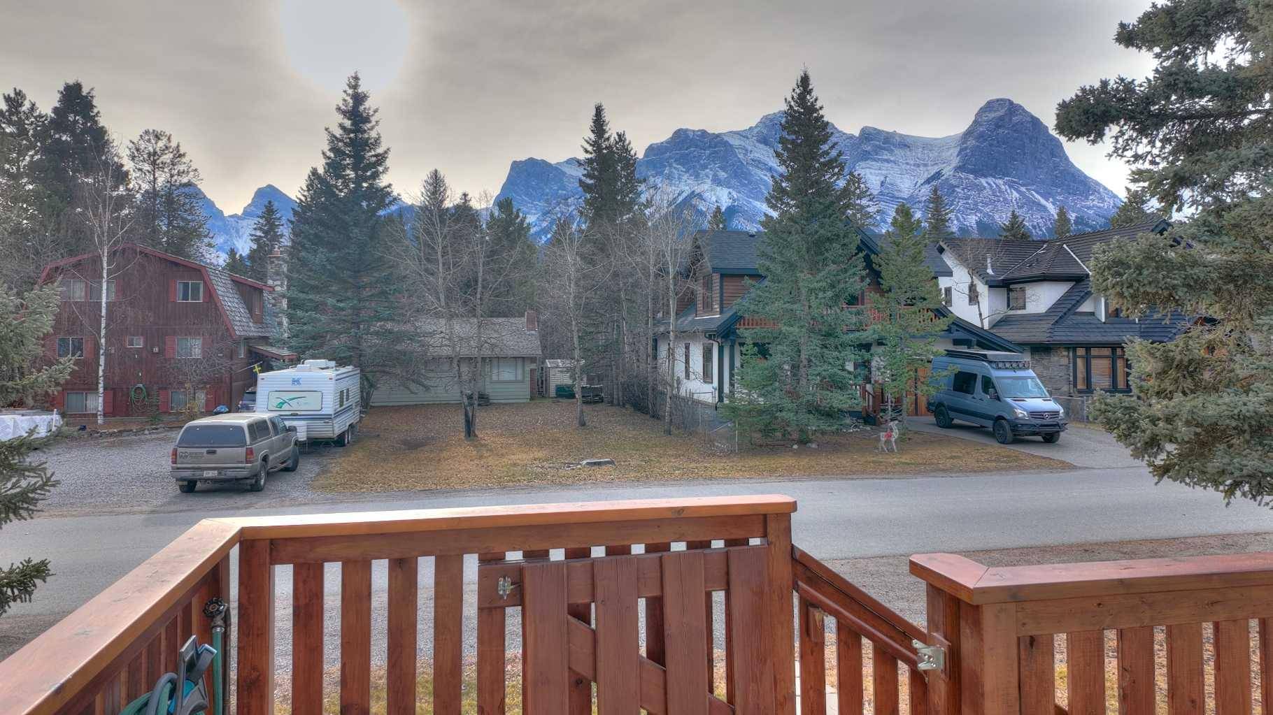 Canmore, AB T1W 1X3,914 15th ST