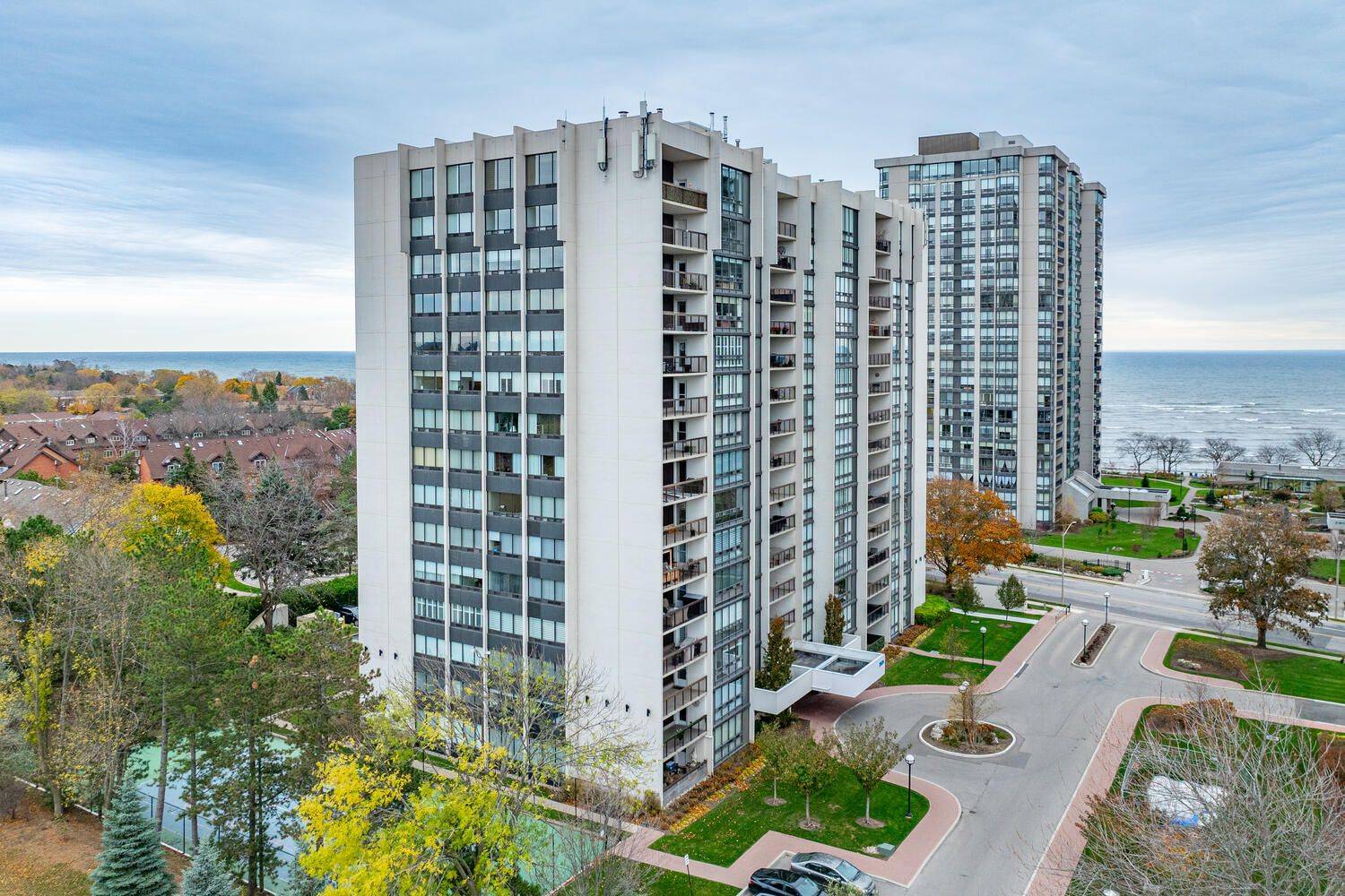 Oakville, ON L6L 5L5,2175 Marine DR #202