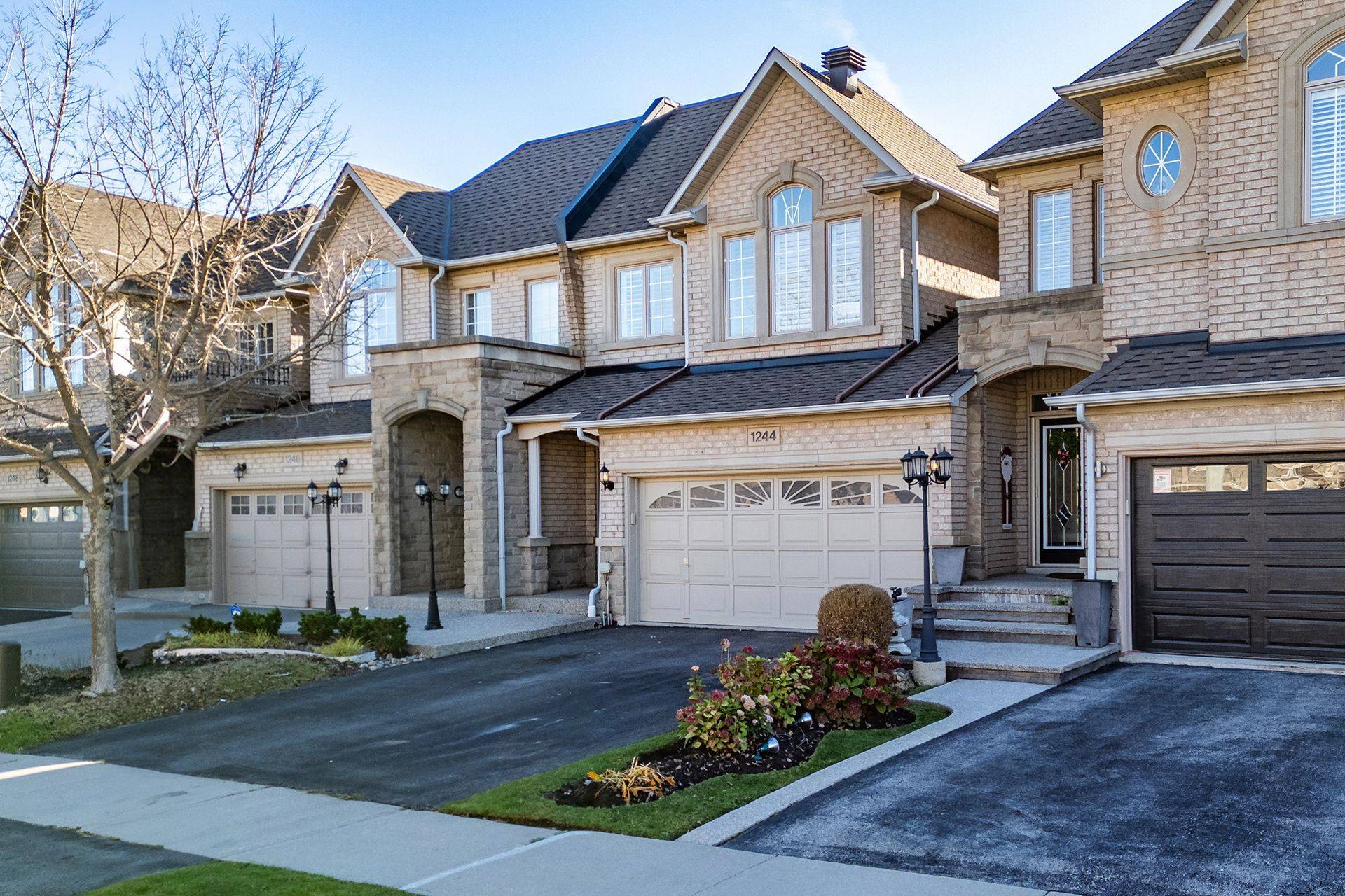 Oakville, ON L6H 7N9,1244 Agram DR