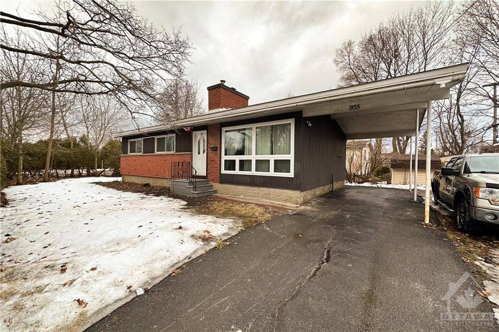 Elmvale Acres And Area, ON K1S 1N4,935 GOREN AVE