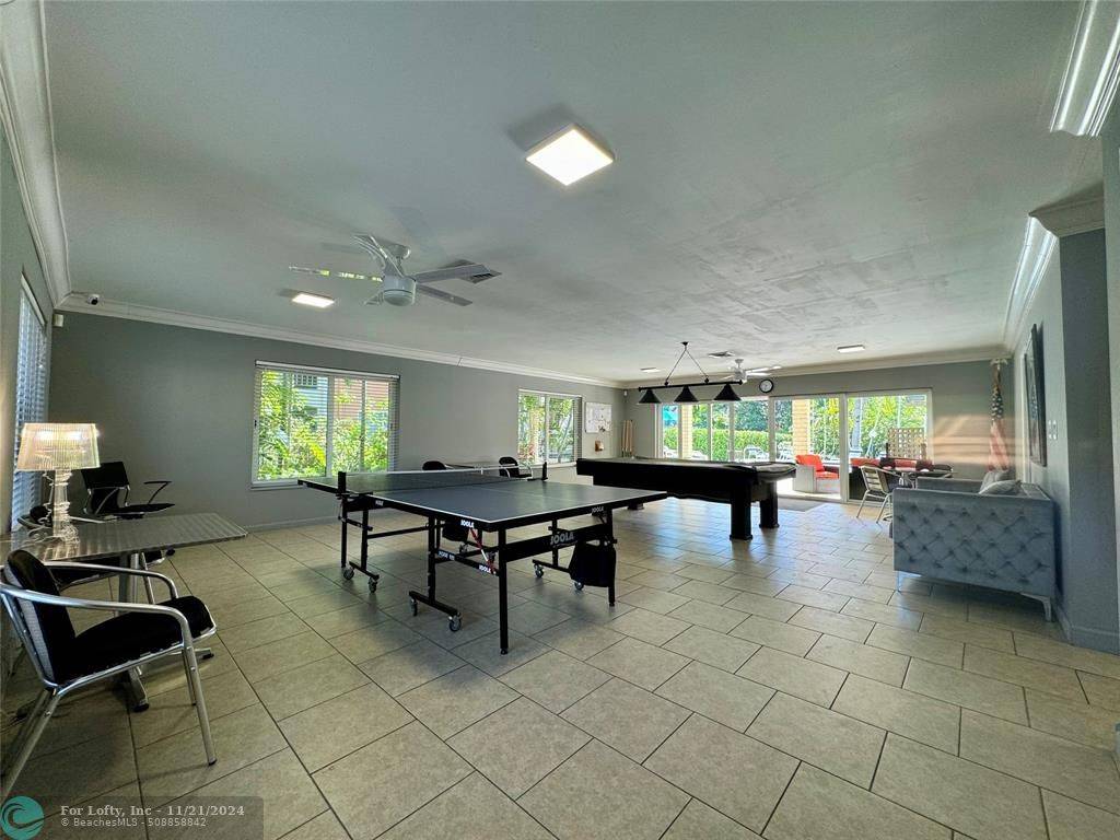 Wilton Manors, FL 33305,119 NE 19th Ct  #207G