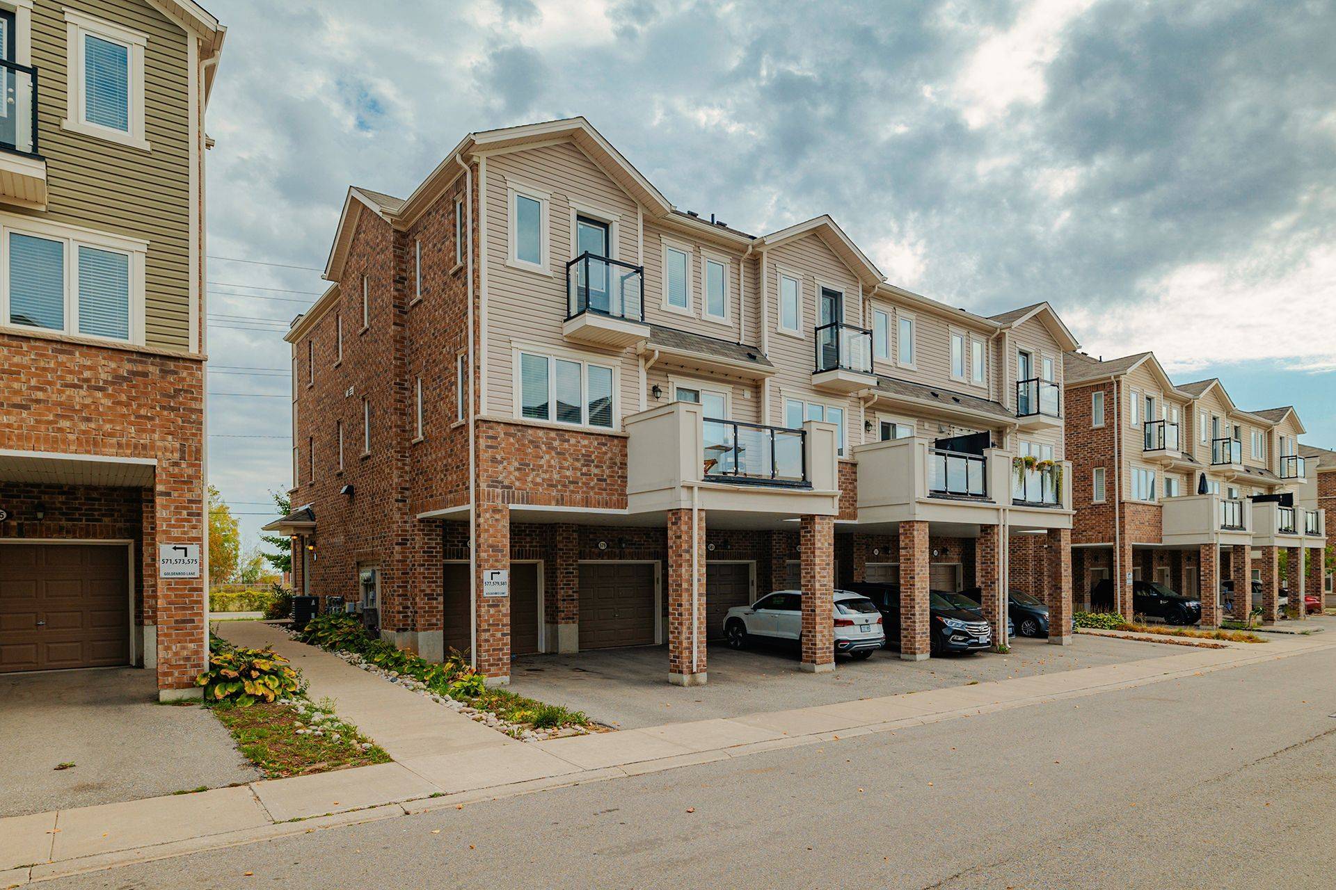 Kitchener, ON N2R 0L7,577 Goldenrod LN