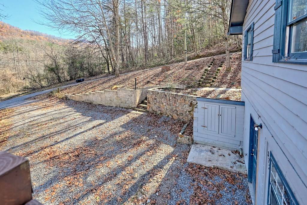 Hayesville, NC 28904,372 Peckerwood Rd