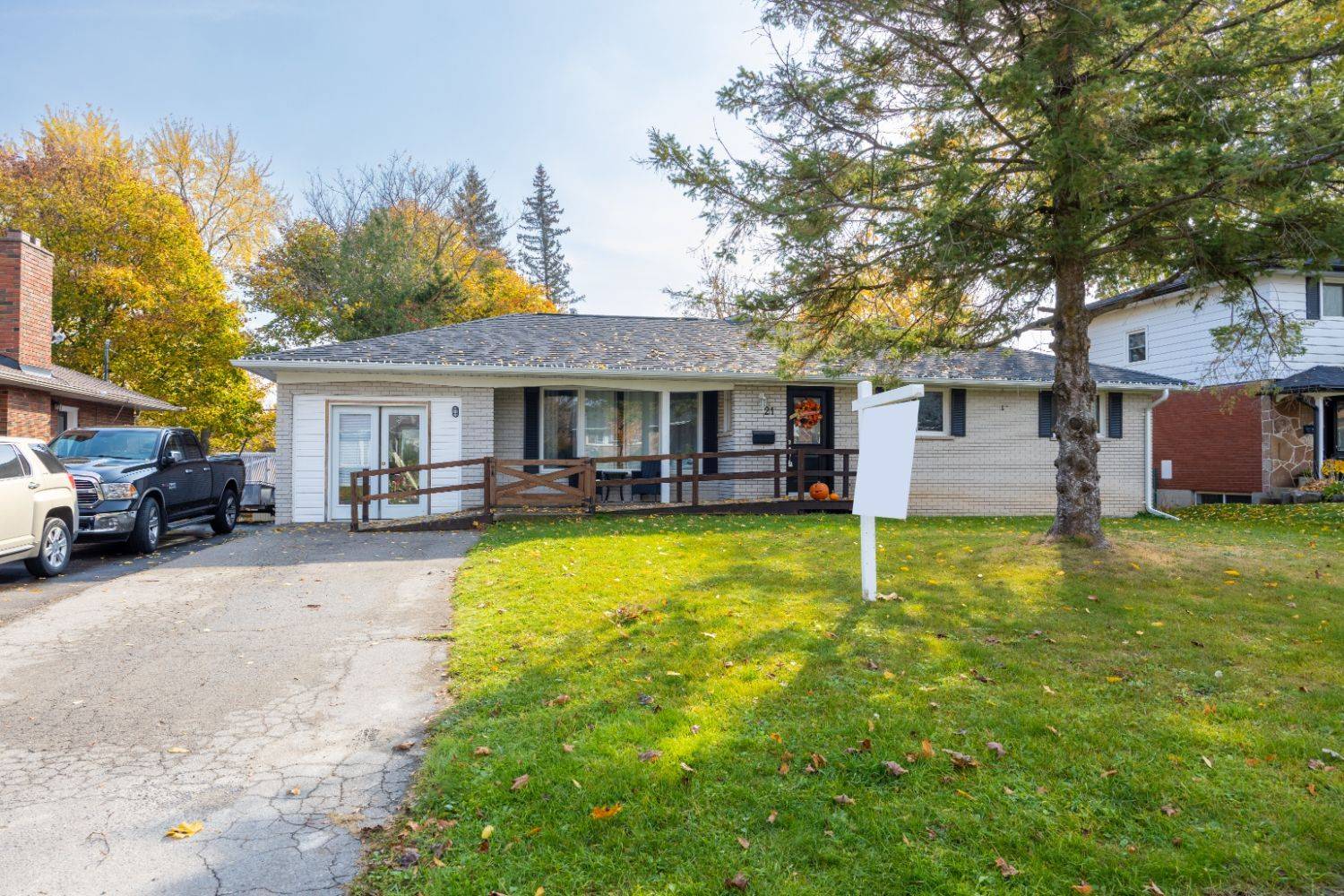 Kawartha Lakes, ON K9V 2R8,21 Maple CRES