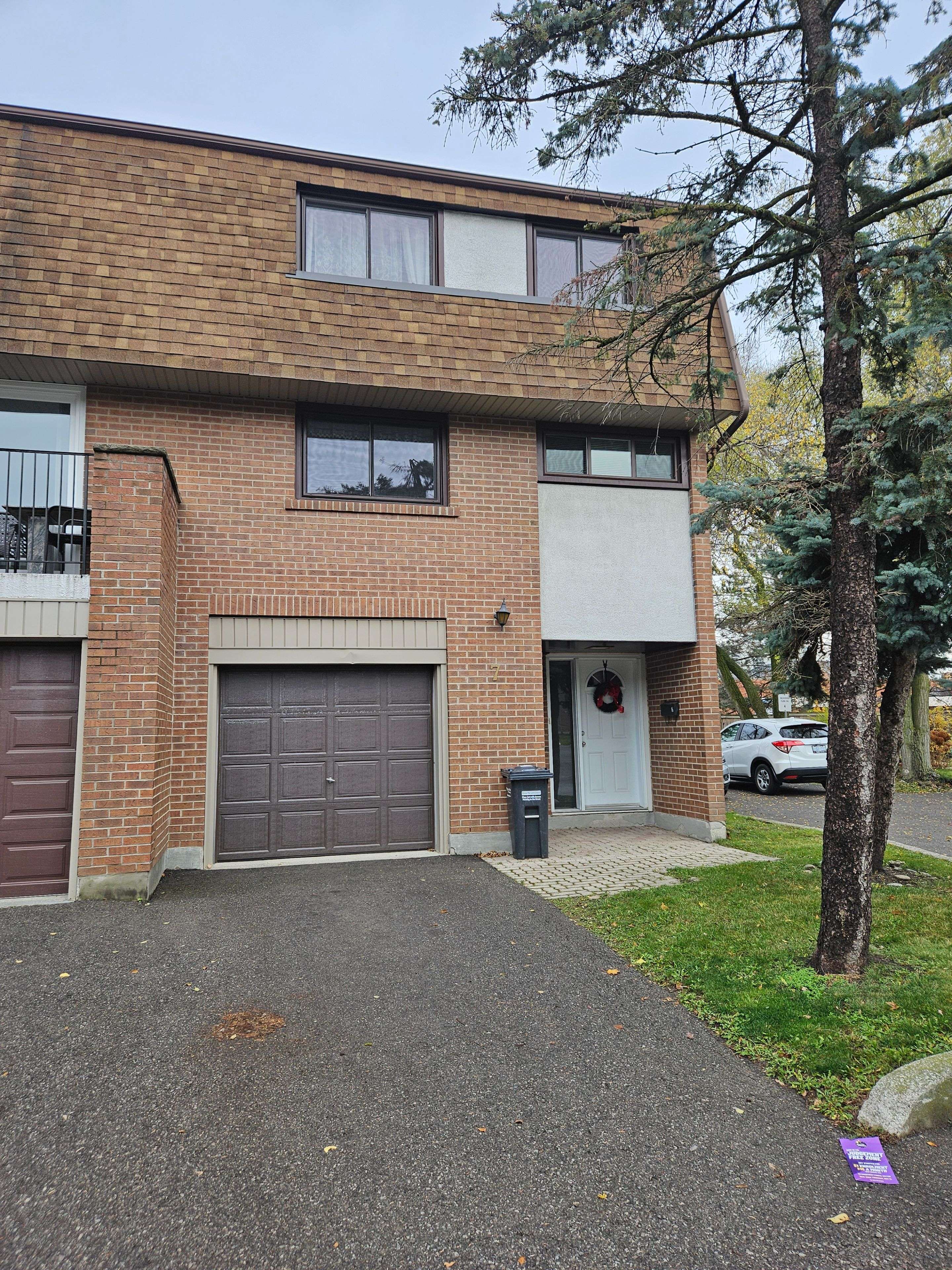 Mississauga, ON L5C 3A7,1051 Cedarglen Gate #7