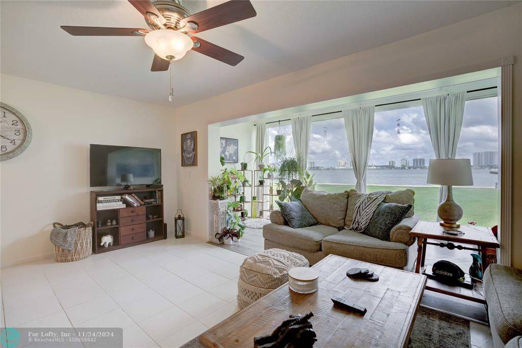 Riviera Beach, FL 33404,2936 Lake Shore Dr  #105