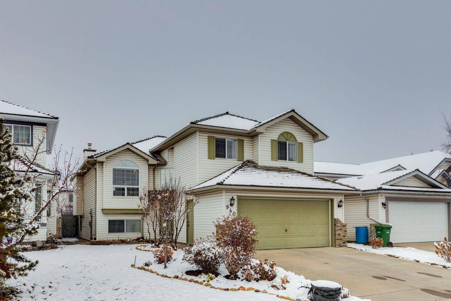 Airdrie, AB T4B 2K3,940 Woodside LN NW