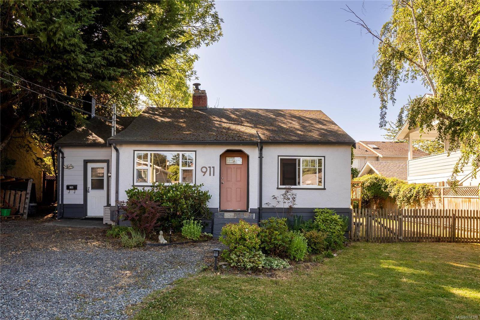 Saanich, BC V8X 2V9,911 Dale St