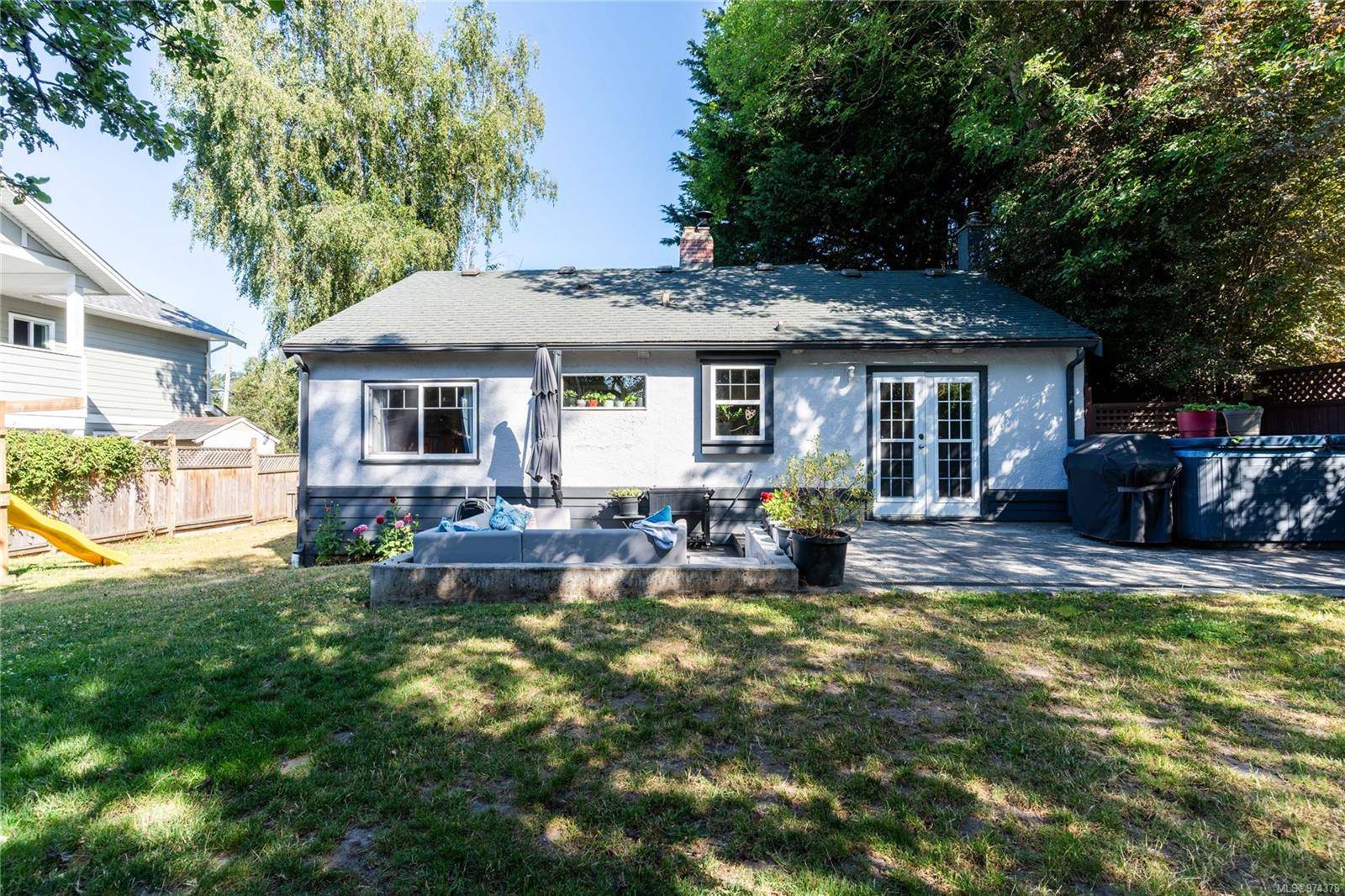 Saanich, BC V8X 2V9,911 Dale St