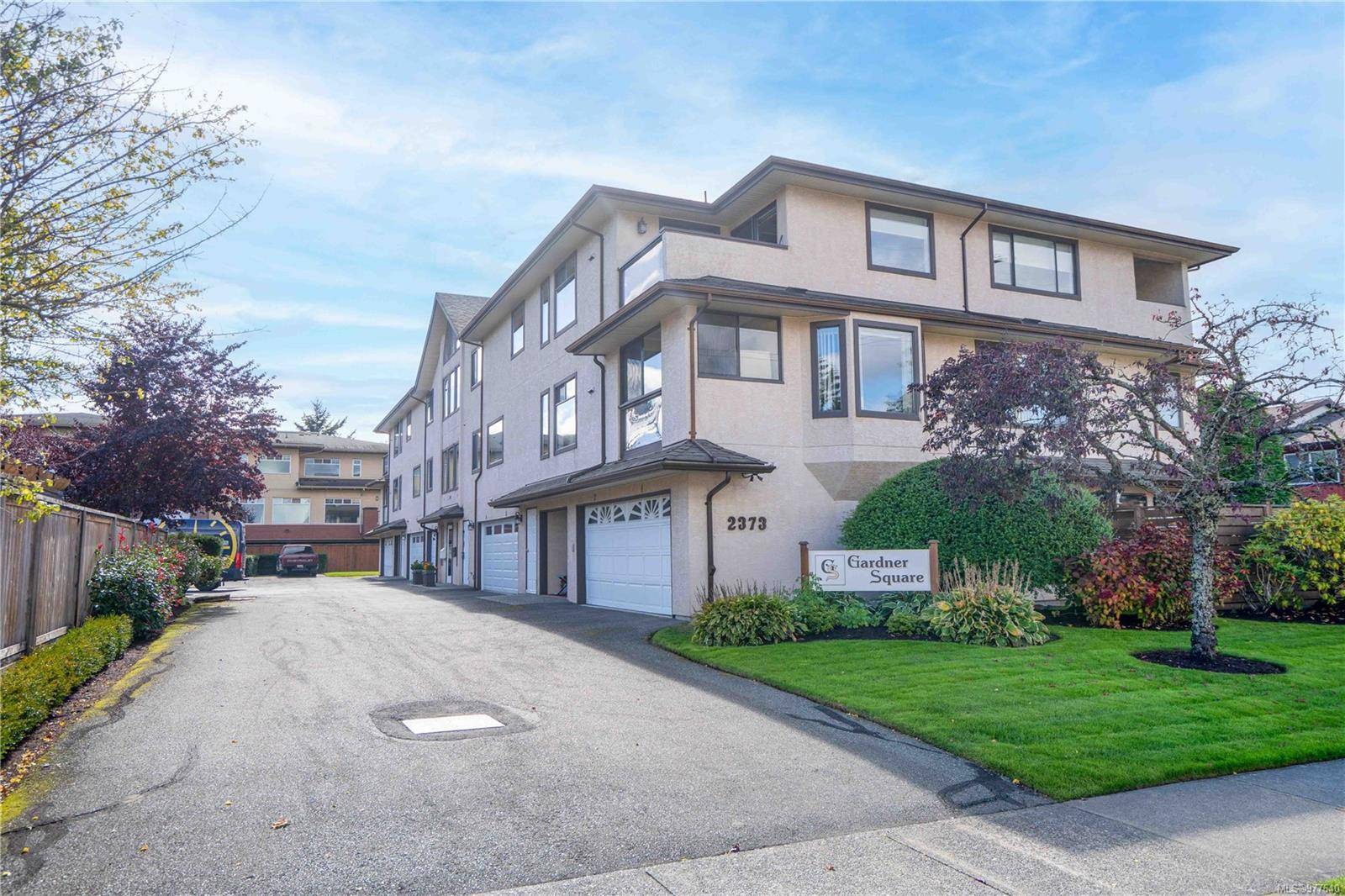 Sidney, BC V8L 2B4,2373 Henry Ave #202