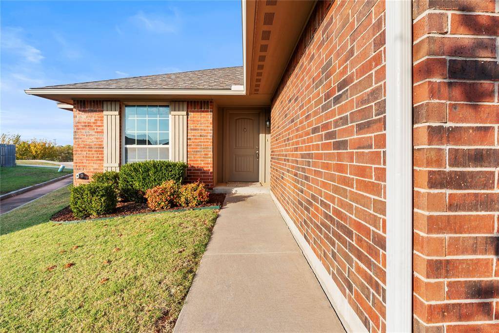 Moore, OK 73160,657 SW 37th Street