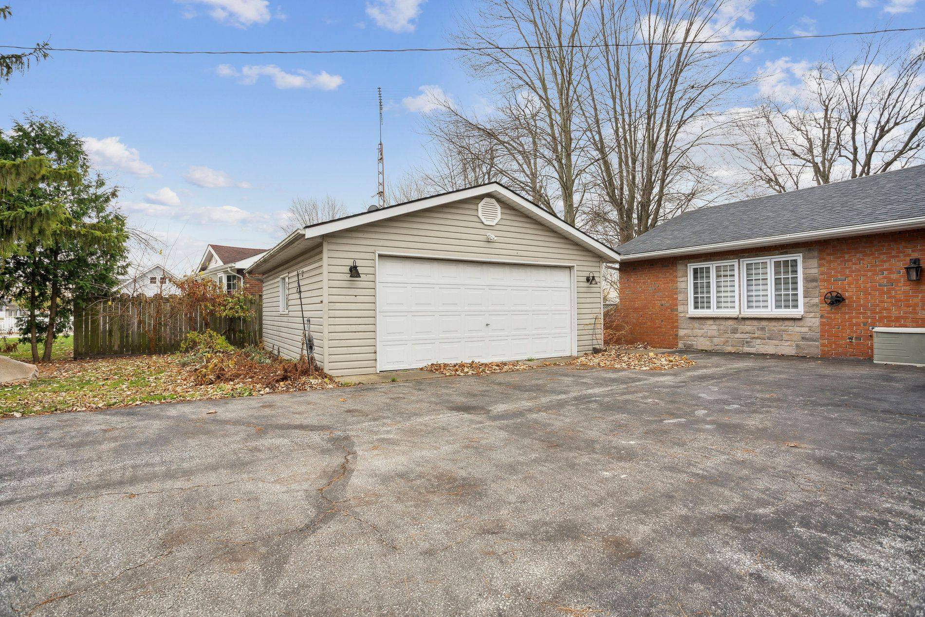 Chatham-kent, ON N8A 1W3,700 Murray ST