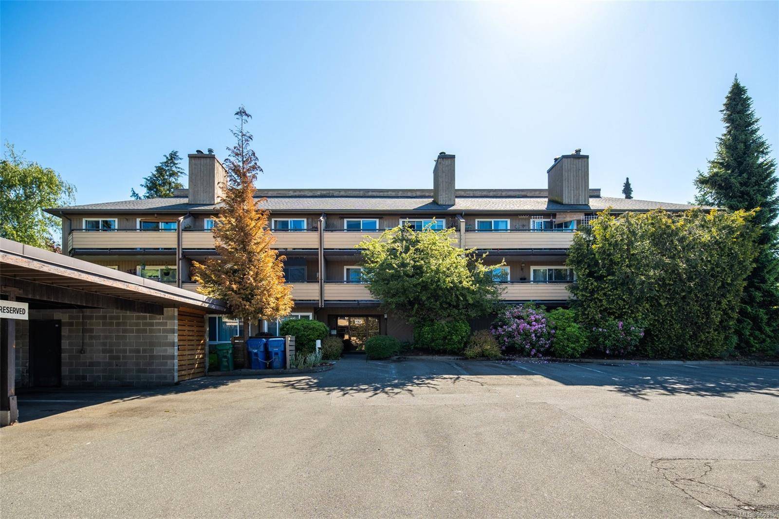 Saanich, BC V8X 1P3,3225 Alder St #102