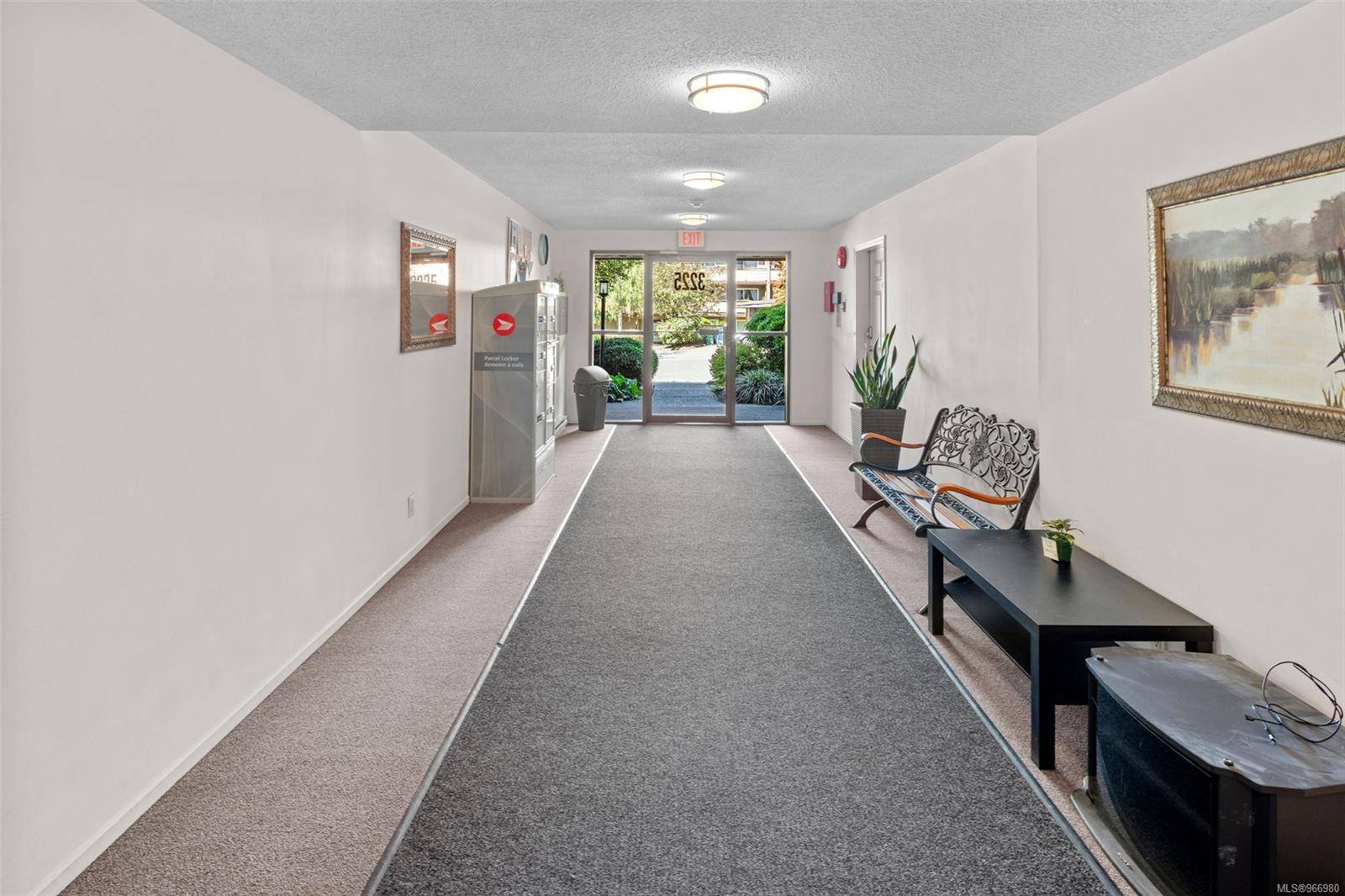 Saanich, BC V8X 1P3,3225 Alder St #102