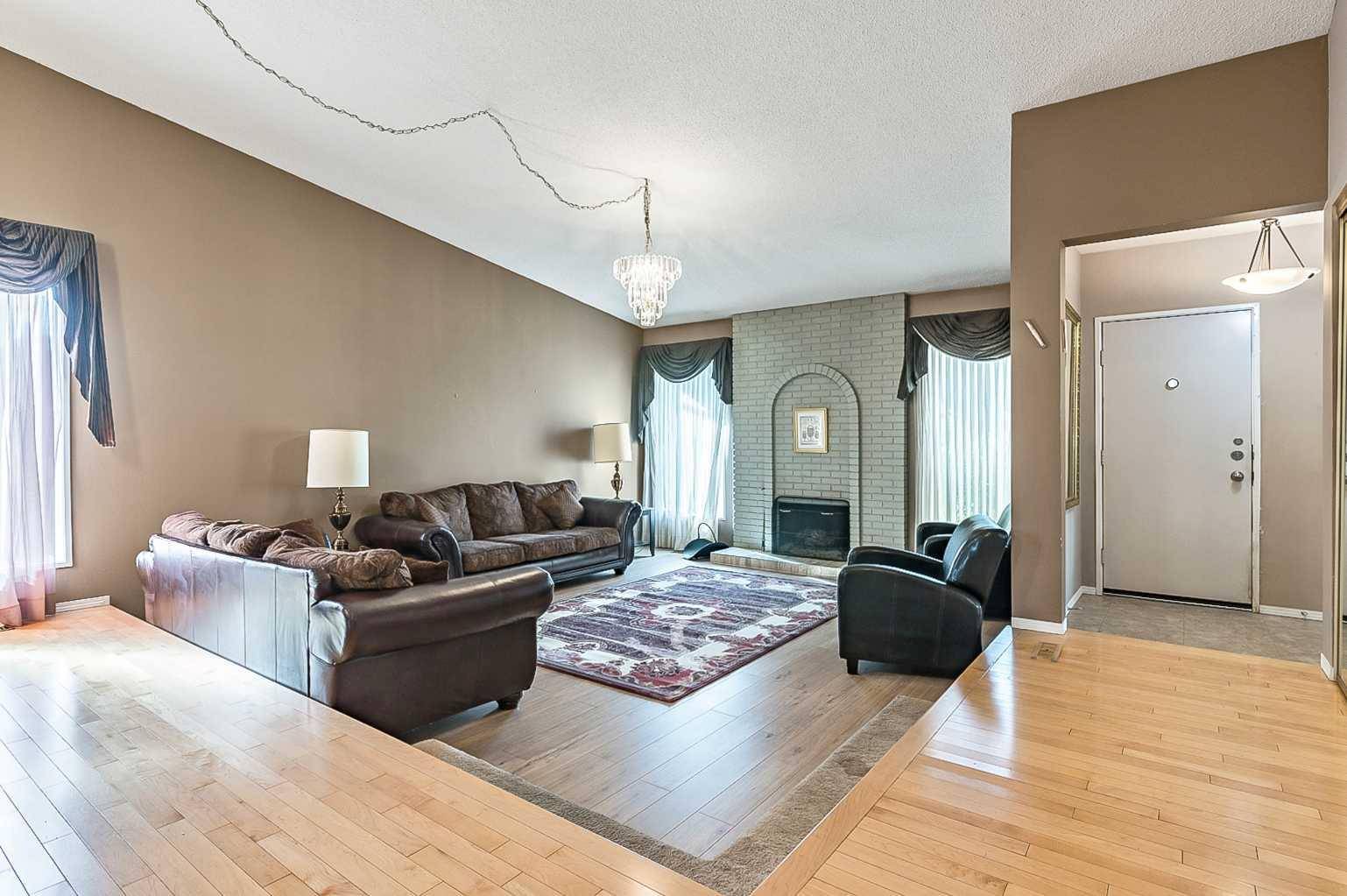 Calgary, AB T2W 2S1,583 Woodpark CRES SW