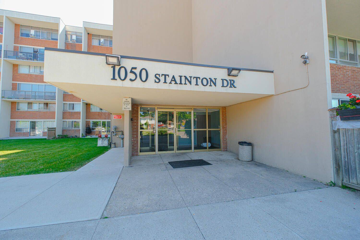 Mississauga, ON L5C 2T7,1050 Stainton DR #322