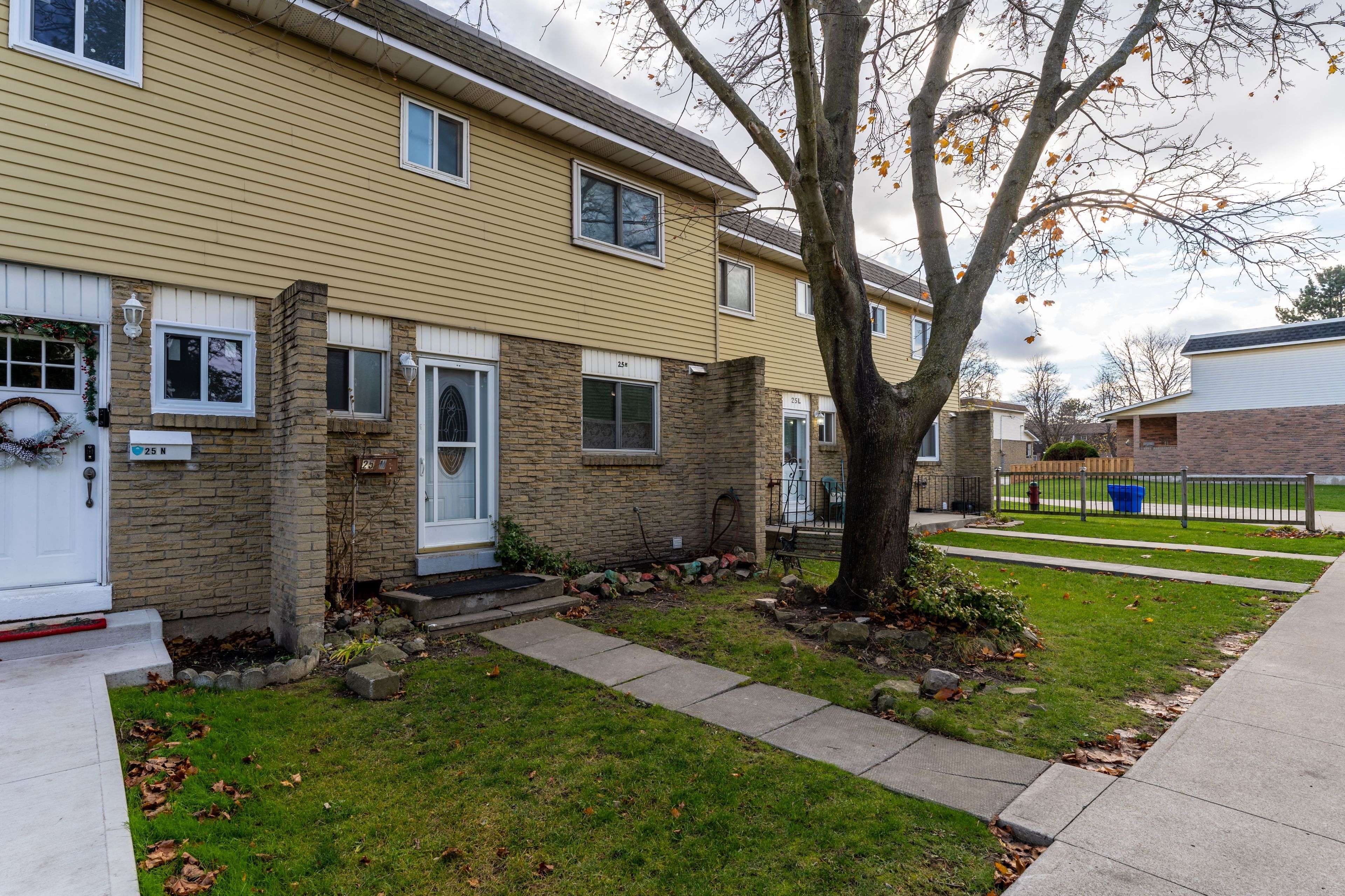 Hamilton, ON L9A 4W9,25 Bryna AVE #M