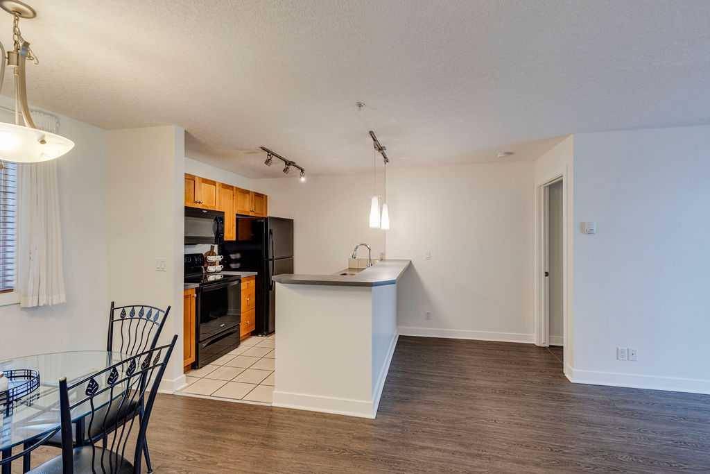 Calgary, AB t2t2c8,2440 34 AVE SW #203